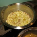 Rindermark und Zwiebel andünsten