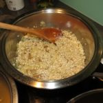 Reis in Zwiebelmischung andünsten