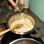 Flüssigkeit dem Reis hinzufügen