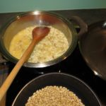 Risotto ständig rühen und Pinienkerne rösten
