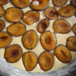 Zwetschken auf der Teigmassse verteilen