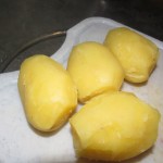Erdäpfel schälen