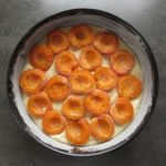 Teig mit Früchten belegen
