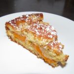 ein Stück Marillenkuchen