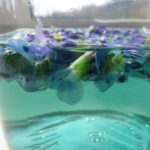 blaues Blütenwasser