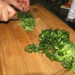 Blattgemüse in Streifen schneiden