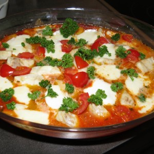 mediterrrane Fisch-Mozarella-Pfanne mit Petersilie