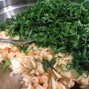 Knödelmasse mit Bärlauch vermengen