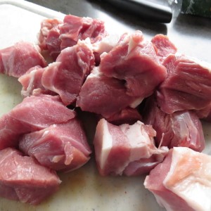 Lammfleisch in Würfel schneiden