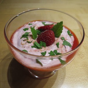 Dessert mit Zitronenmelissenblätter garnieren