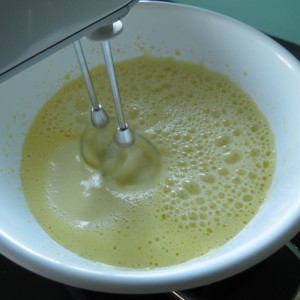 Eimasse mit heißer Milch bis zur Rose abziehen