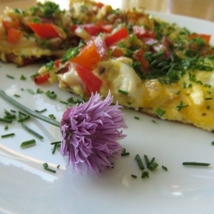 Frühstücksomelette mit Schnittlauchblüte