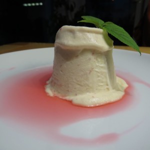 Roseneis auf Rosensirupspiegel