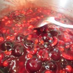 Kirschen kurz im Fruchtsaft garen