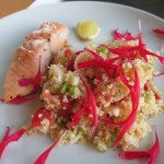 Couscous mit Blüten der Indiandernessel anrichten