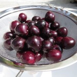 ein Sieb voll Kirschen