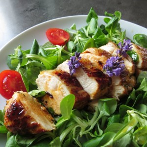 Lavendelhuhn im Salatbett