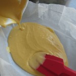 Teig auf Kuchenblech aufstreichen