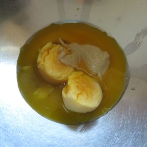 Eidotter mit Senf glatt rühren