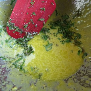 gehackte Kräuter unterziehen