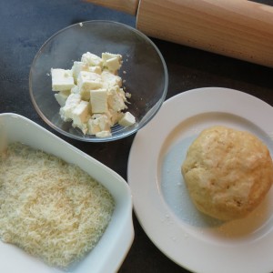 Mürbteig und Käse vorbereiten