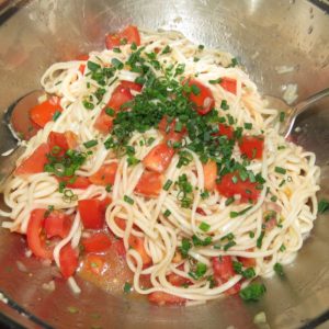 Gemüsemischung mit den Nudeln vemengen