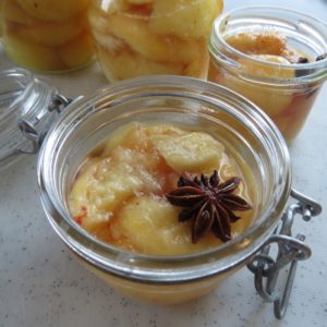 süß-saure Weingartenpfirsiche im Glas