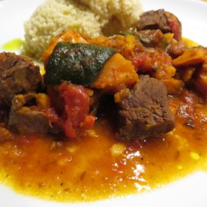 Kürbisgulasch anrichten