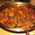 Kürbisgulasch frisch dampfend aus dem Backrohr