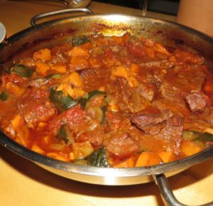 Kürbisgulasch frisch dampfend aus dem Backrohr