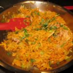 Koriander und Apfel untermischen