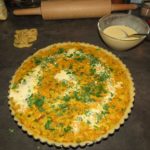 Gemüse verteilen und mit Ei-Sahnegemisch übergießen