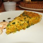 Apfel-Kürbis-Quiche mit Garnelen anrichten