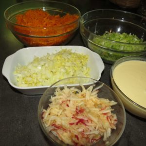 Apfel raspeln & andere Zutaten vorbereiten