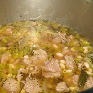 Fleisch anbraten, aufgießen und Bohnen hinzufügen