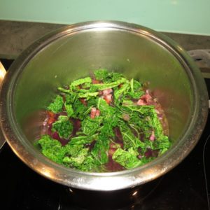 mit Suppe aufgießen und Kohl beigeben