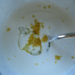 Sirup und Zitronenschale hinzufügen