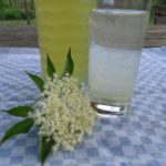 Erfrischungsgetränk mit Holunderblütensirup