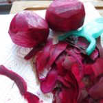 Rote Rüben schälen