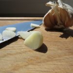 Knoblauch am Küchenbrett