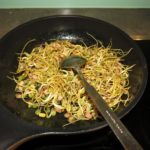 Sprossen mit Curry anbraten