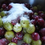 Für Kompott Beeren mit Zucker mischen